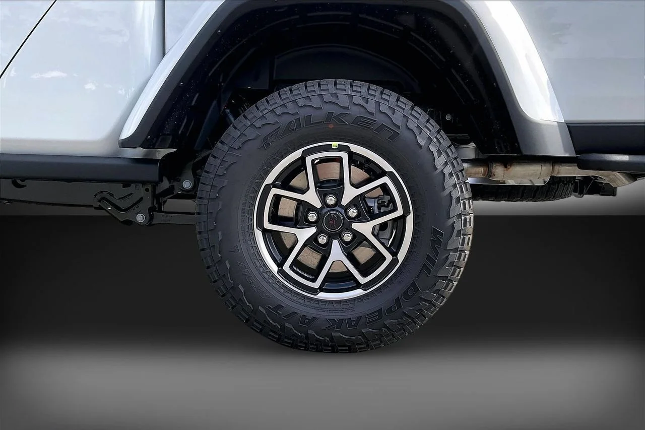 New 2026 Bright White Clear-Coat Exterior Paint Jeep Rubicon image 31