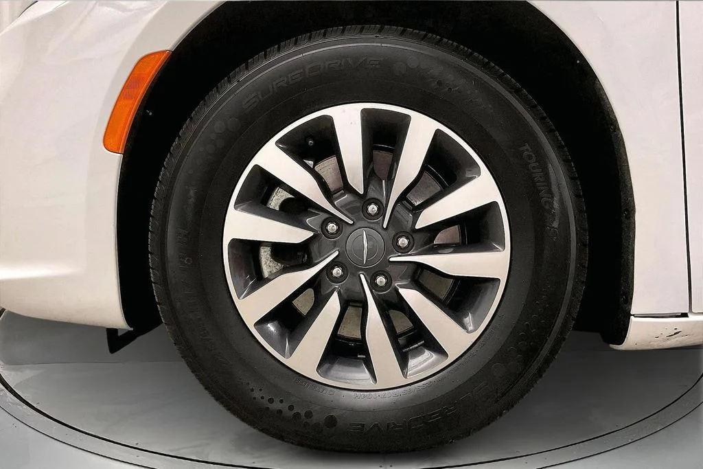 Used 2024 White Chrysler Select image 13