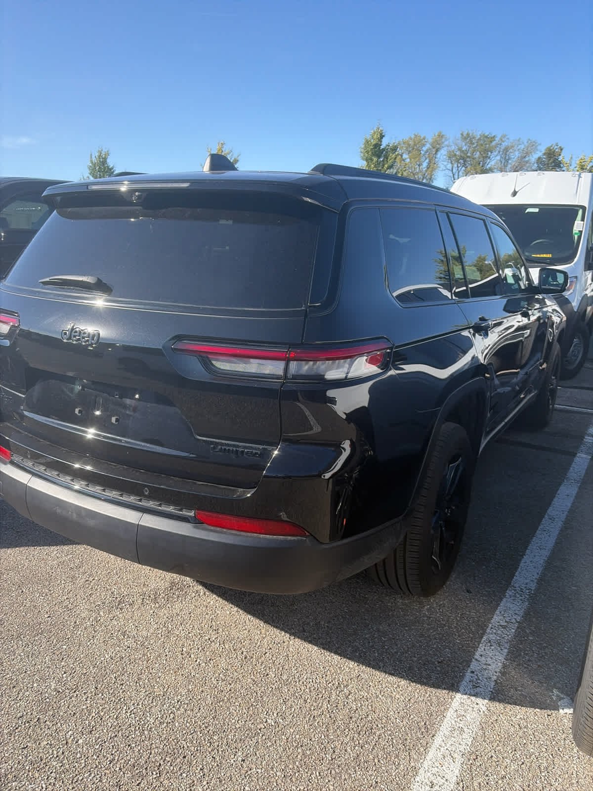 Used 2025 Diamond Black Crystal Pearlcoat Jeep Limited image 4