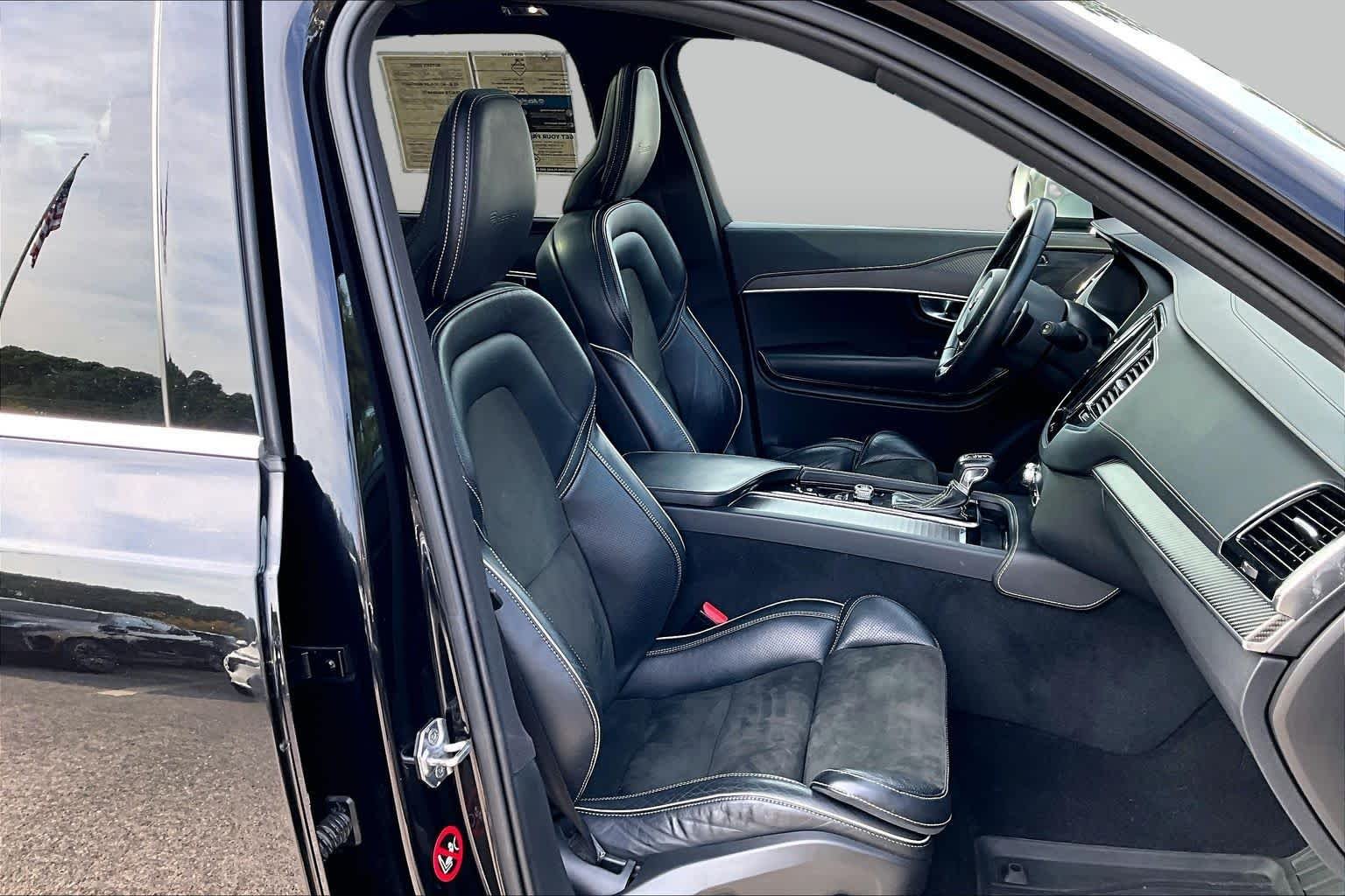 Used 2019 Onyx Black Metallic Volvo R-Design image 9