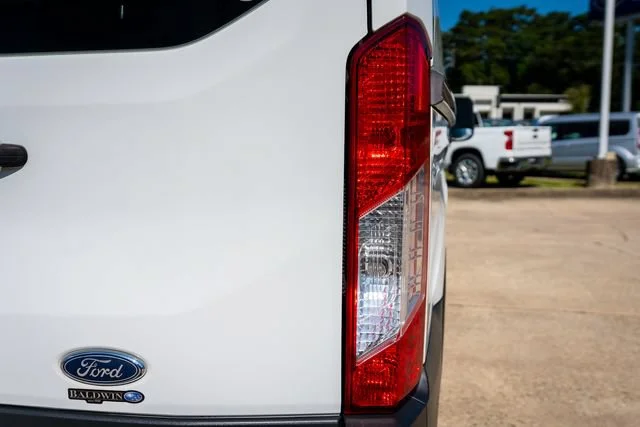 Used 2016 Oxford White Ford Base image 18