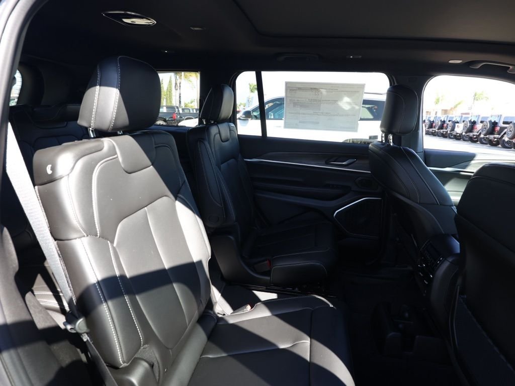 New 2026 Diamond Black Crystal Pearl-Coat Exterior Paint Jeep Limited image 17