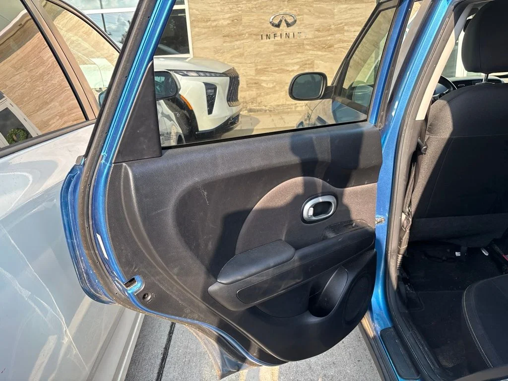 Used 2016 Blue Kia Plus image 11