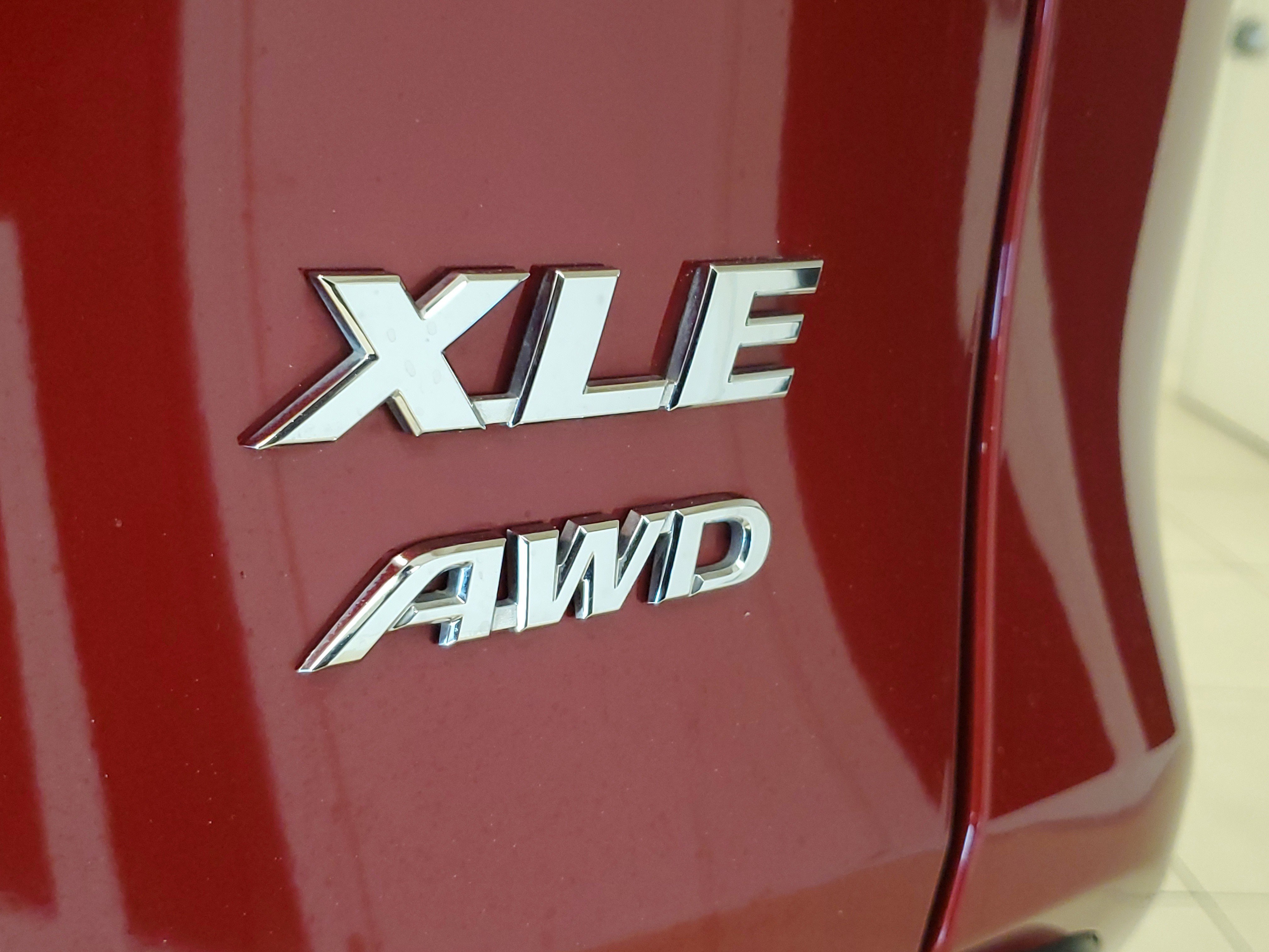 Used 2025 Pearl Toyota XLE Premium image 8