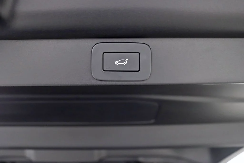 Used 2023  Land Rover SE image 39