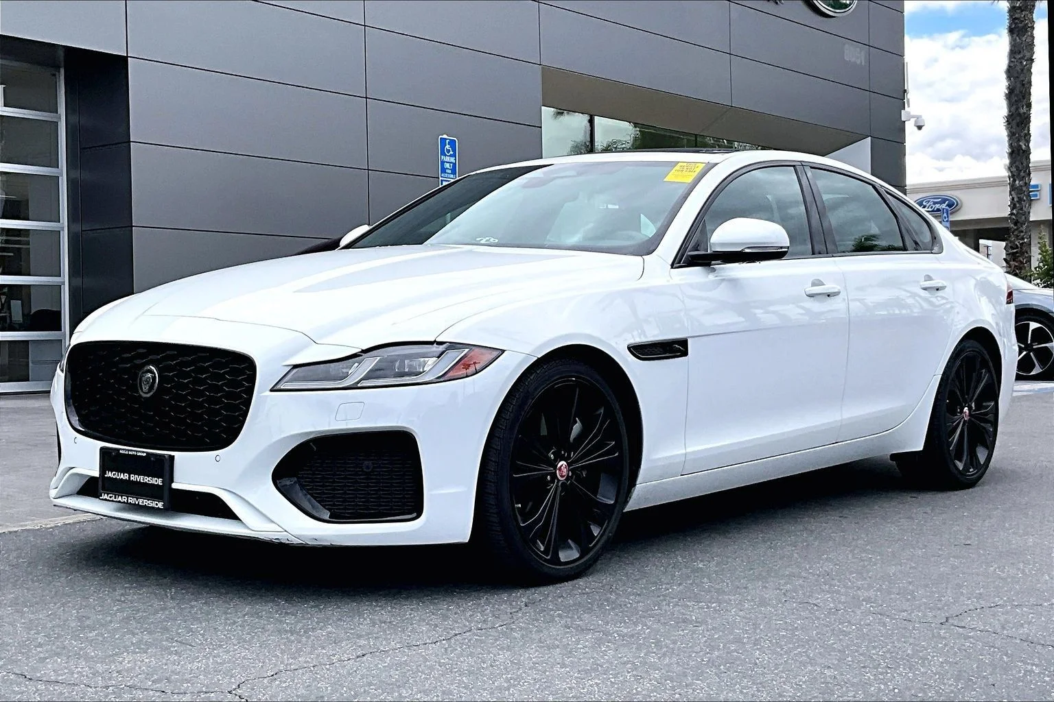 2023 Jaguar XF P250 SE's photo