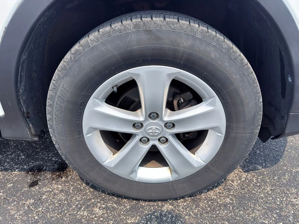 Used 2014 White Toyota XLE image 16