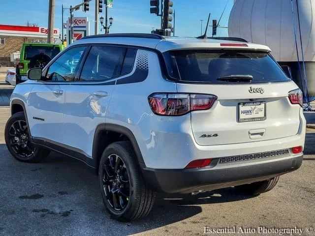 New 2026 Bright White Clear-Coat Exterior Paint Jeep Latitude image 7