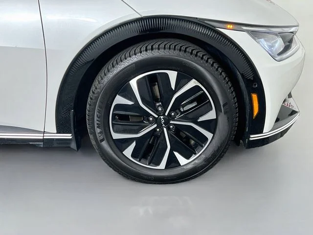 Used 2023 White Kia Wind image 38
