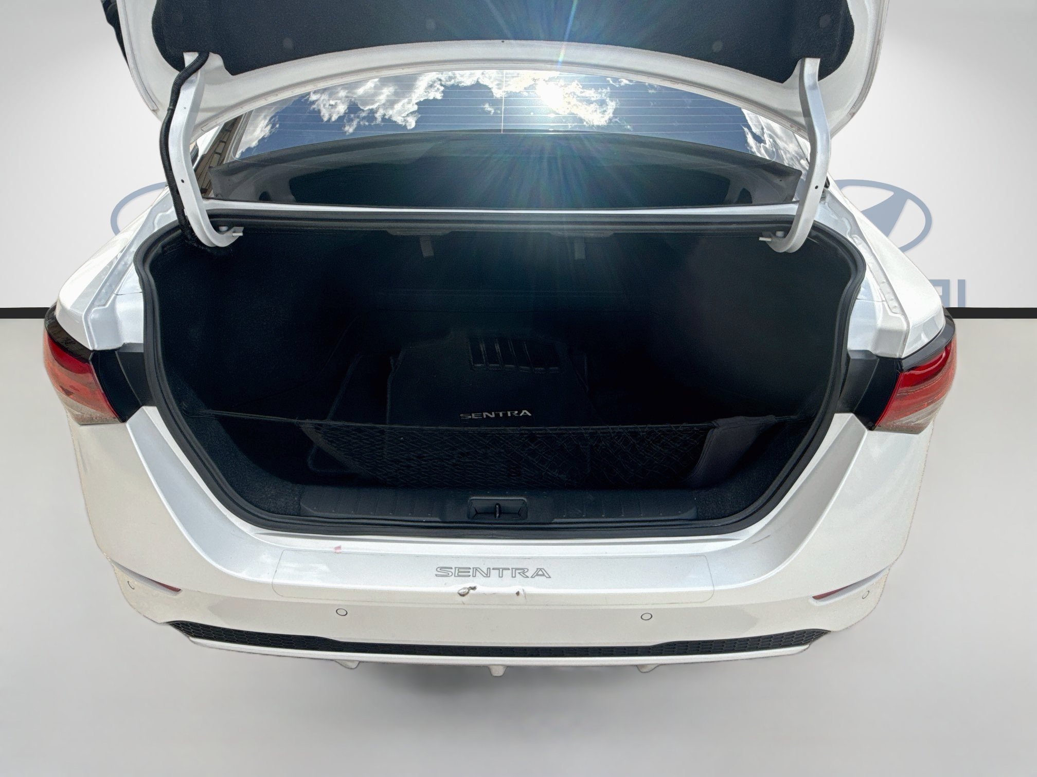 Used 2022 Aspen White TriCoat Pearl Nissan SV image 23