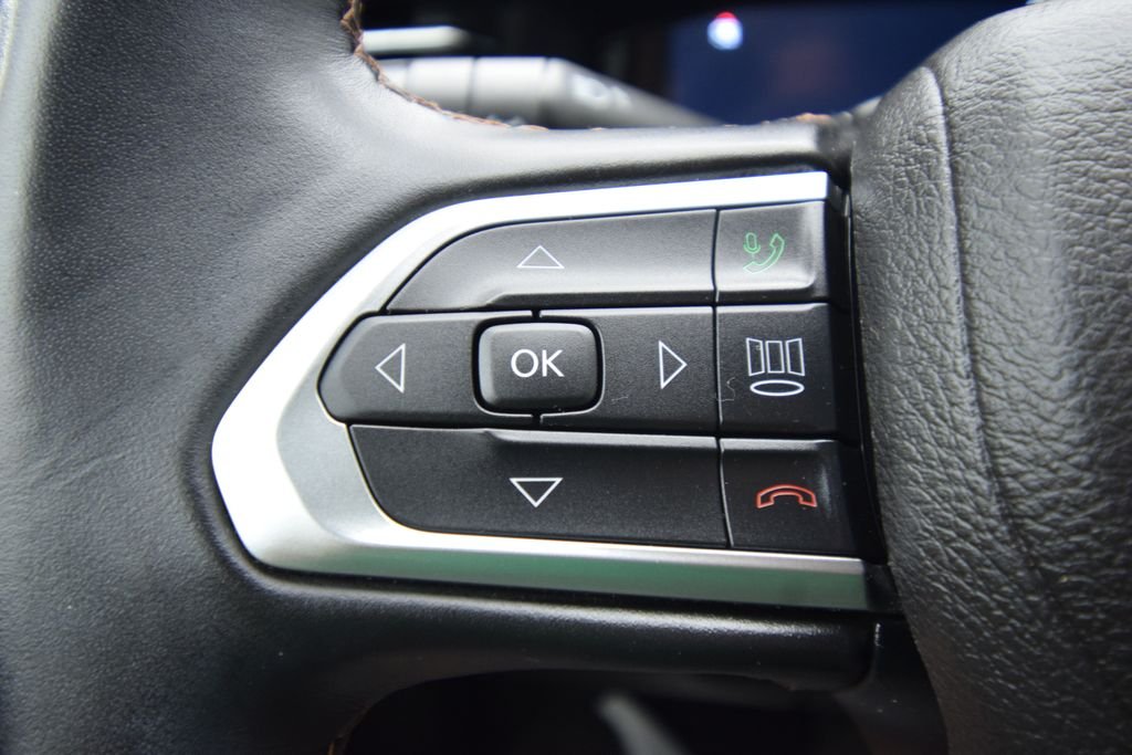Used 2019 Granite Crystal Metallic Clearcoat Jeep Latitude image 34