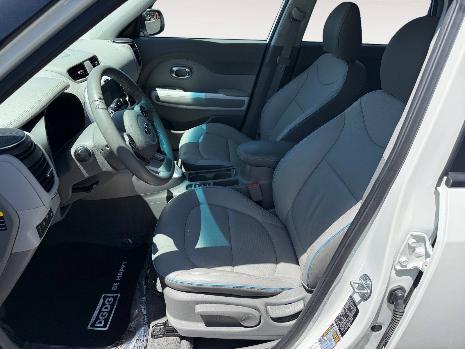 Used 2017 Clear White Kia Plus image 10