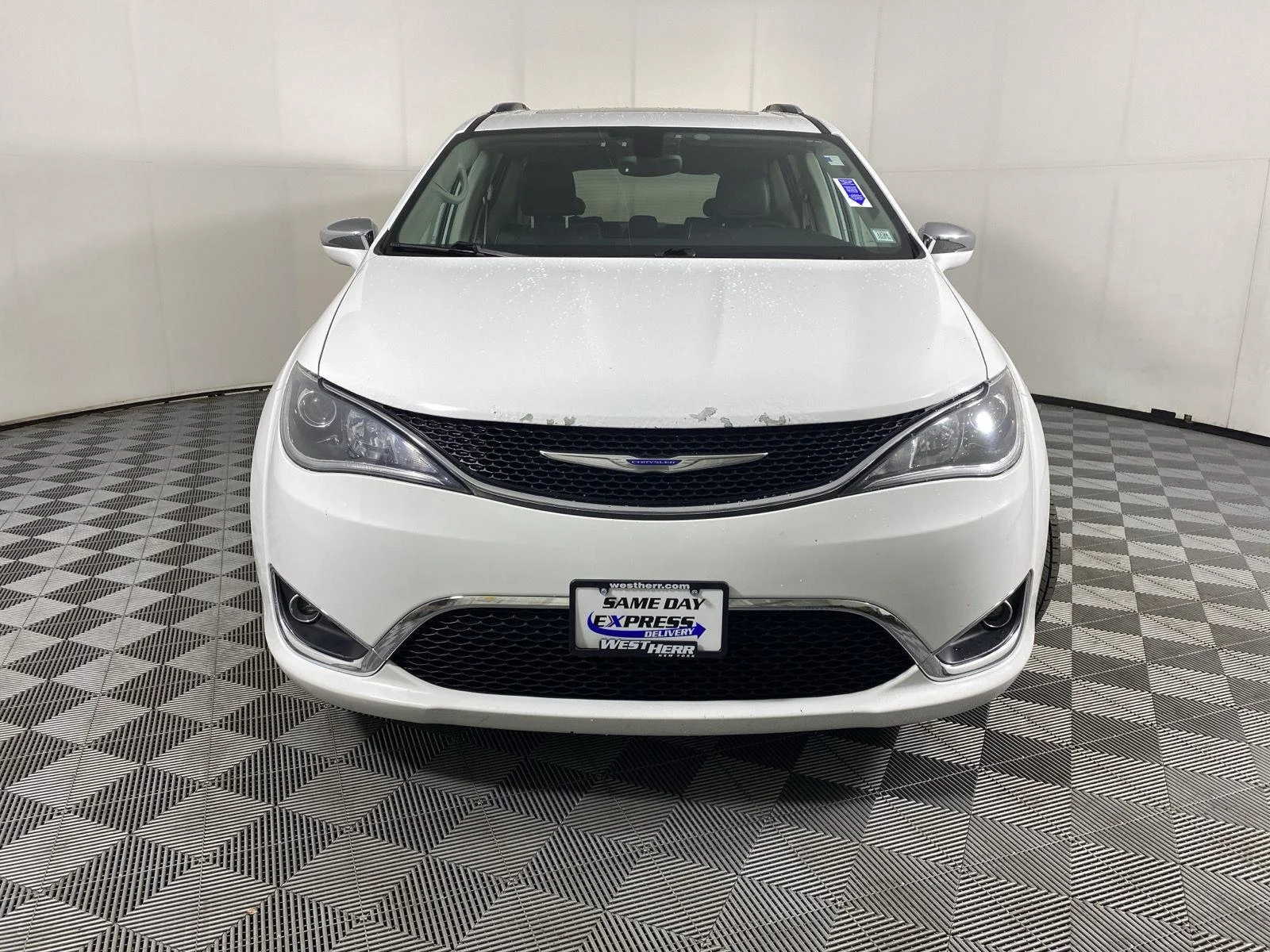 Used 2019 Bright White Clearcoat Chrysler Limited image 9