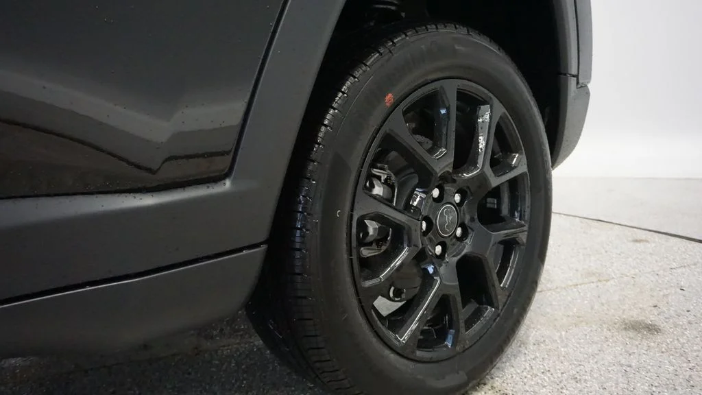 New 2026 Diamond Black Crystal Pearlcoat Jeep Latitude image 18
