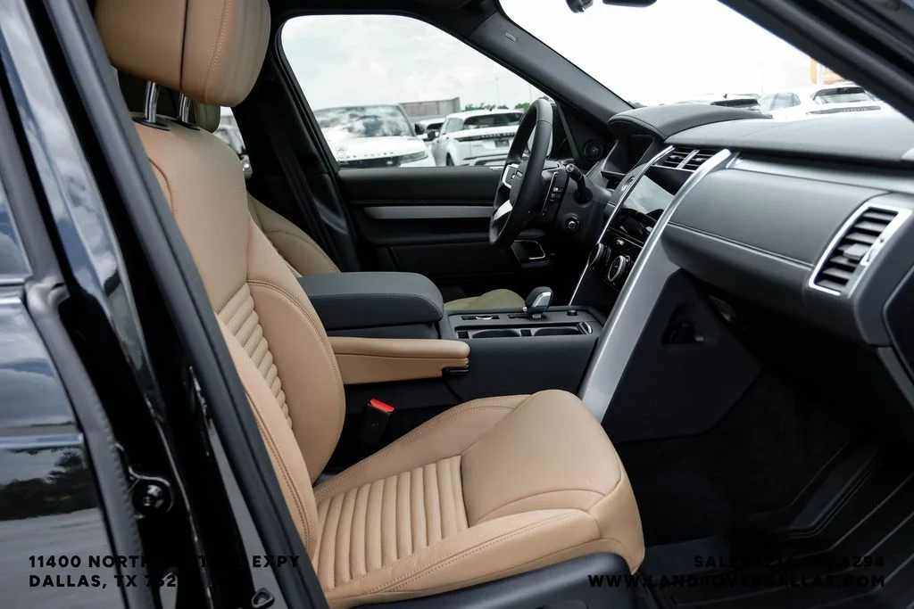 New 2026 Santorini Black Metallic Land Rover Dynamic SE image 28