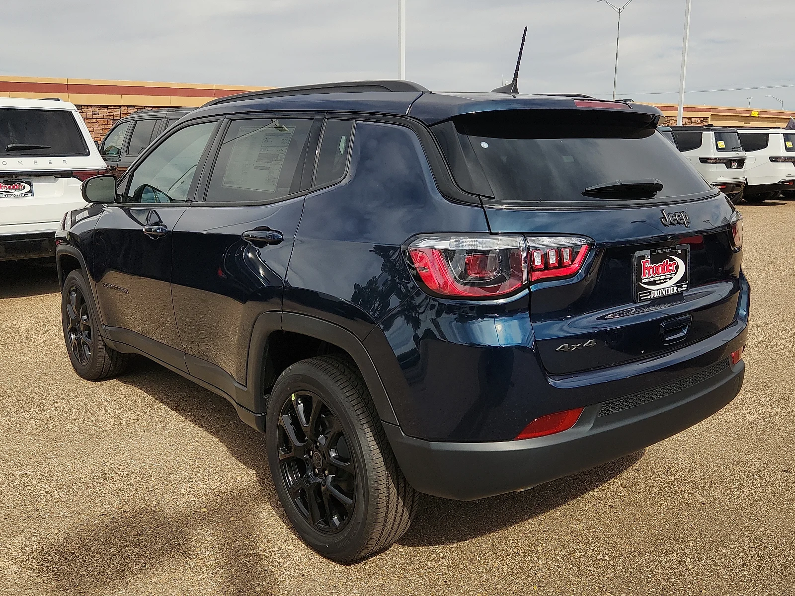 New 2027 Fathom Blue Pearl-Coat Paint Jeep LATITUDE ALTITUDE 4X4 image 3