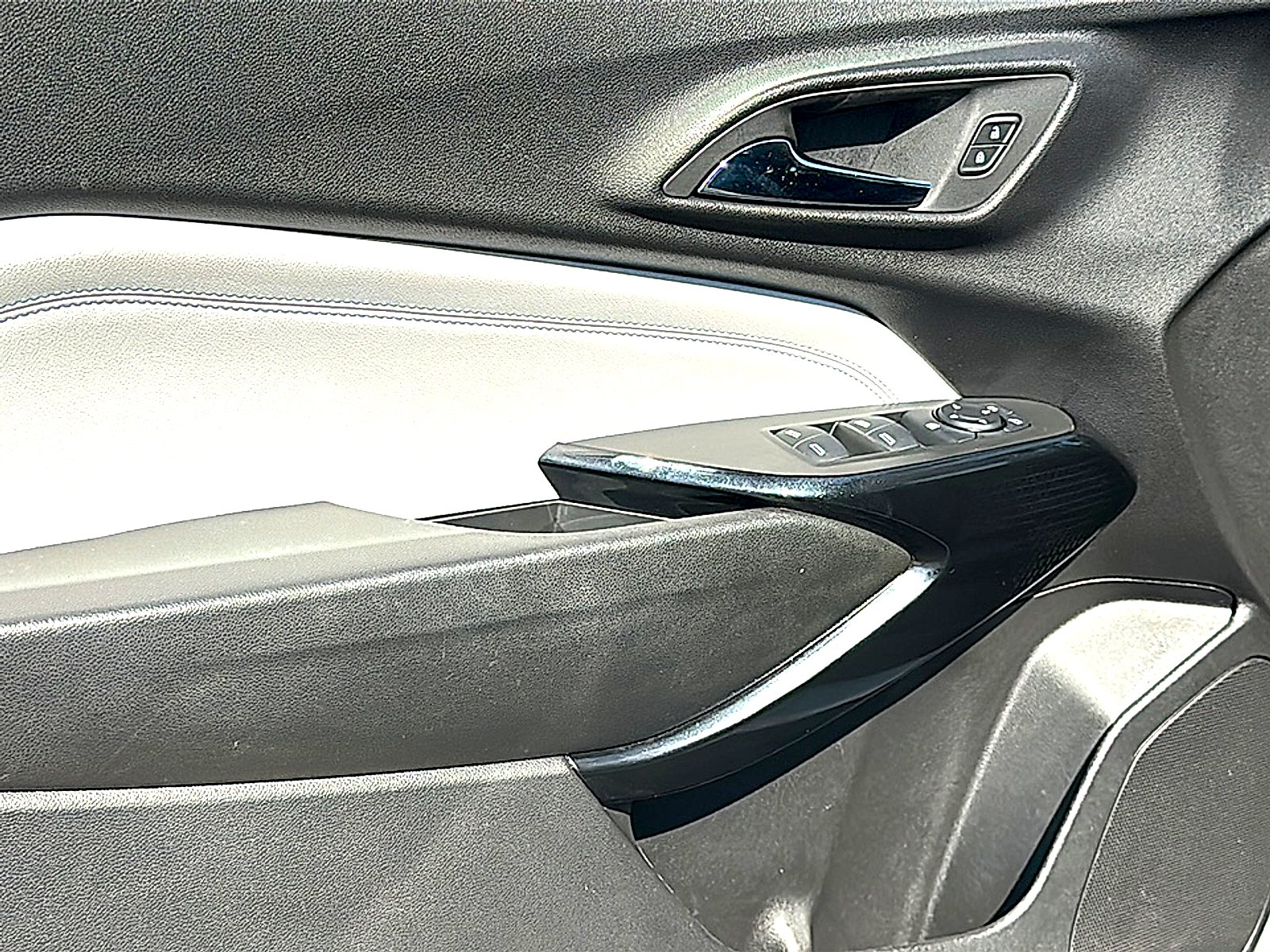 Used 2025 Summit White Chevrolet FWD LT image 16