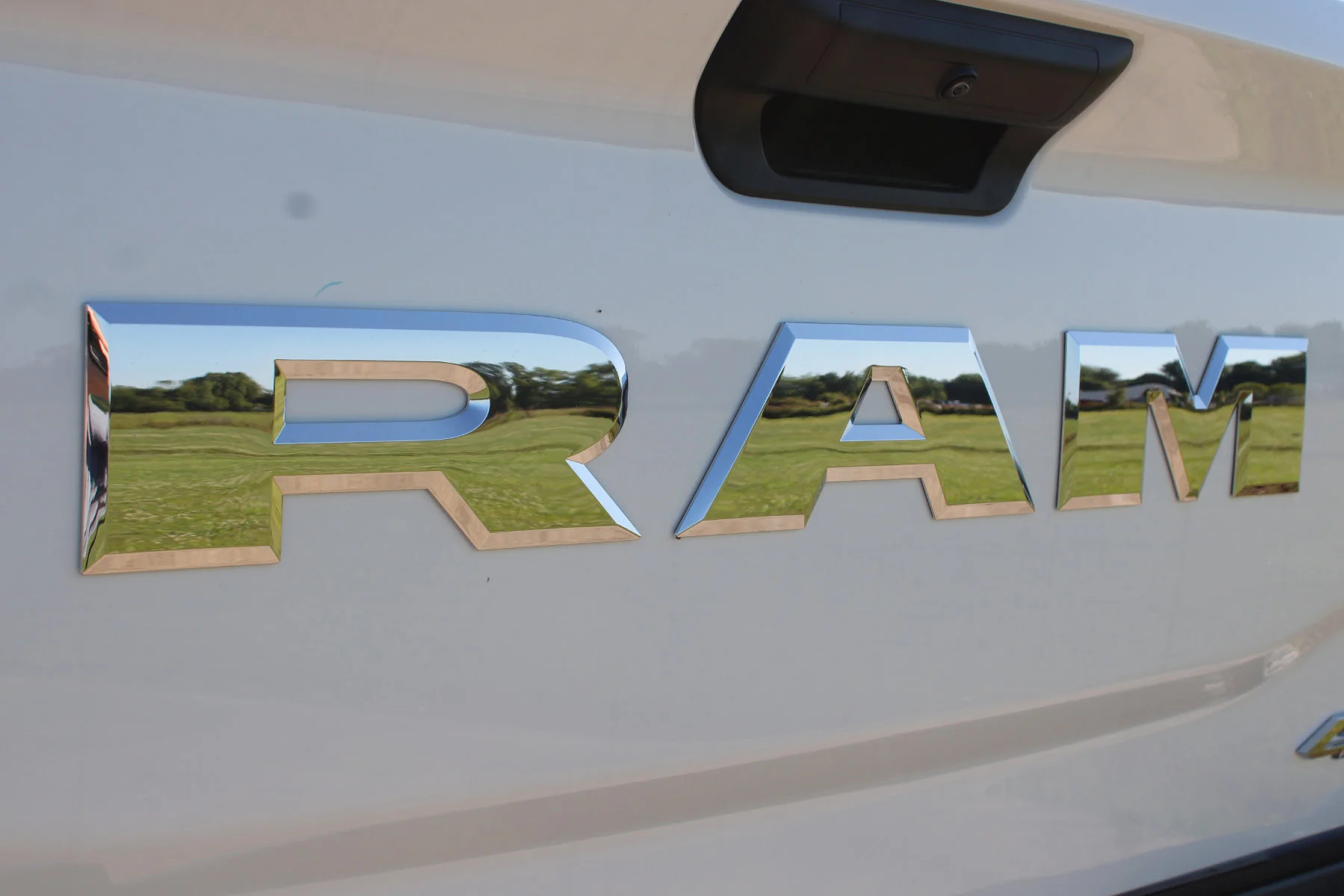 New 2026 Bright White Clear-Coat Exterior Paint RAM TRADESMAN CREW CAB 4X4 LONG BOX image 18