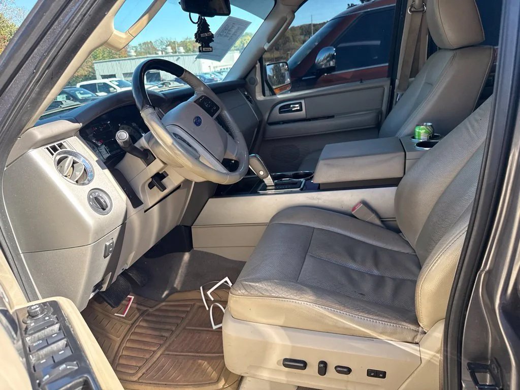 Used 2013  Ford Limited image 6