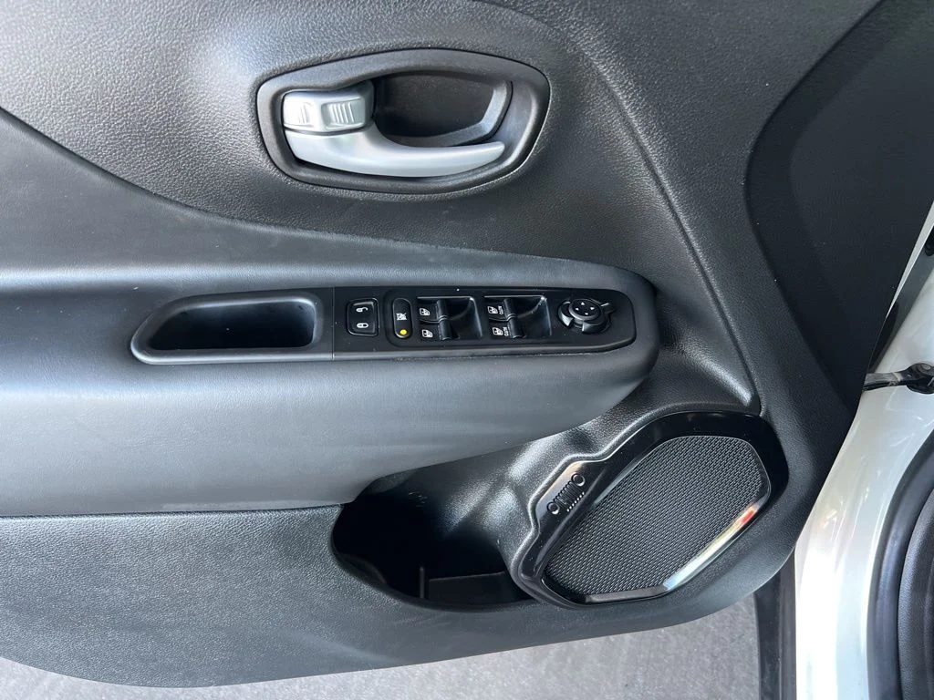 Used 2023 White Jeep Altitude image 19