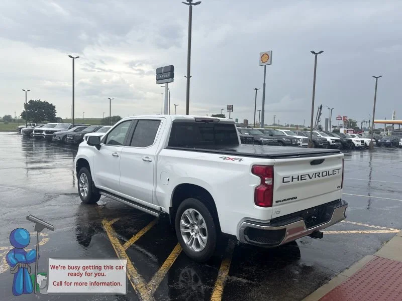 Used 2025 Summit White Chevrolet LTZ image 3