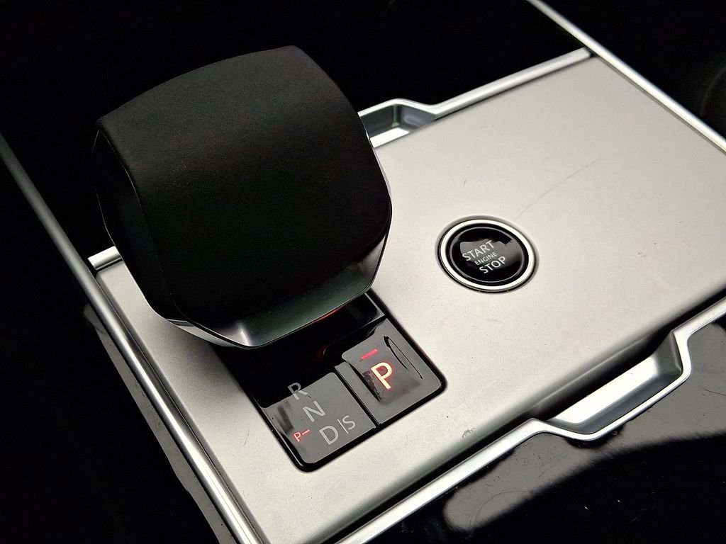 Used 2025  Land Rover SE image 16