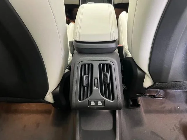 New 2026 Mineral White Metallic BMW xDrive28i image 9