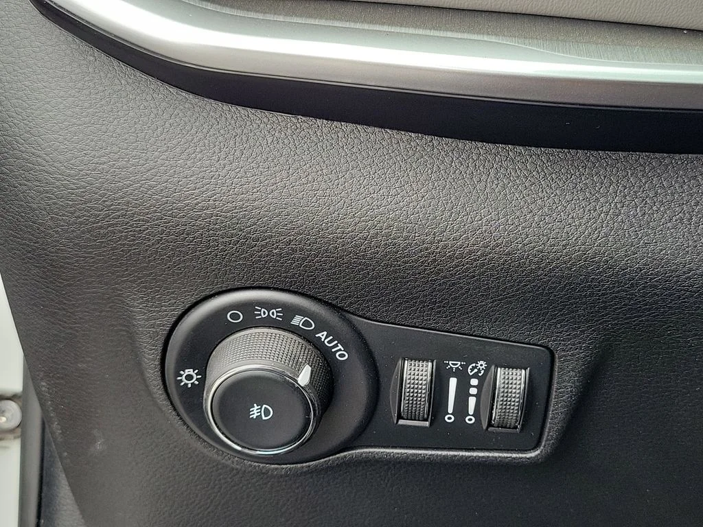 Used 2024 White/off-white Jeep Limited image 8