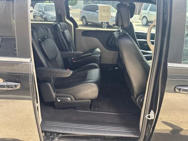Used 2018 Brilliant Black Crystal Pearlcoat Dodge SXT image 5
