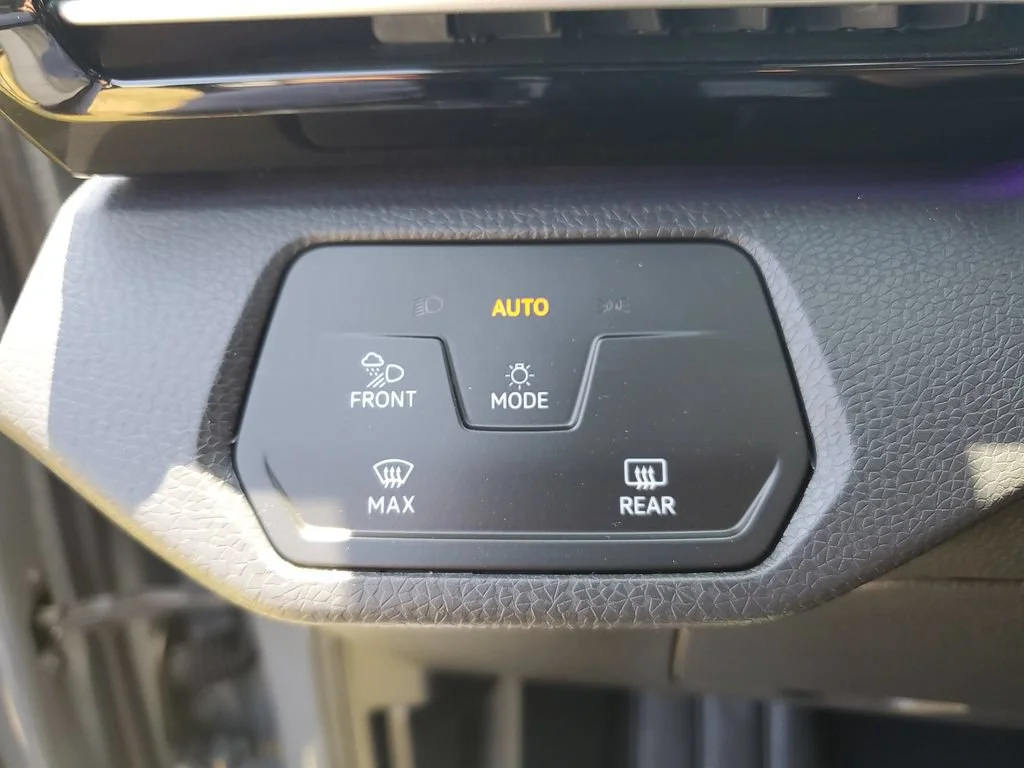 Used 2023  Volkswagen S image 23