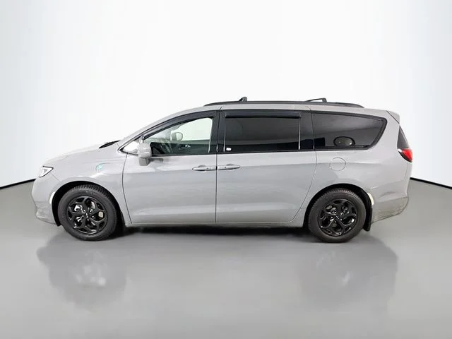Used 2022 White Chrysler Touring L image 4