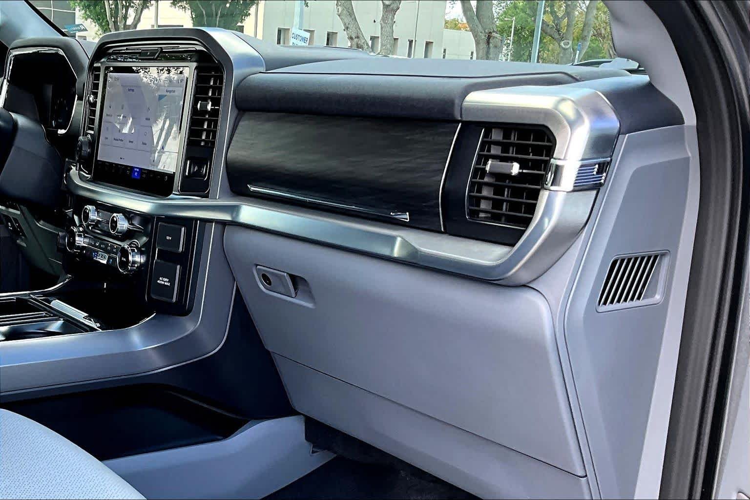 Used 2025 Carbonized Gray Metallic Ford LARIAT image 32