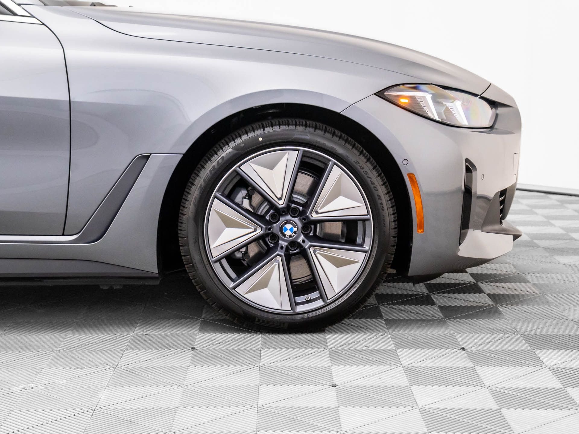 New 2026 Skyscraper Grey Metallic BMW xDrive40 image 34