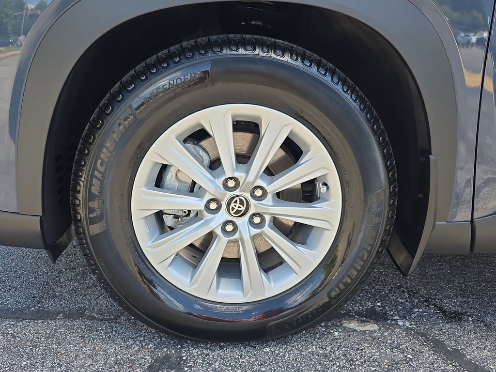 Used 2024 White Toyota XLE image 9