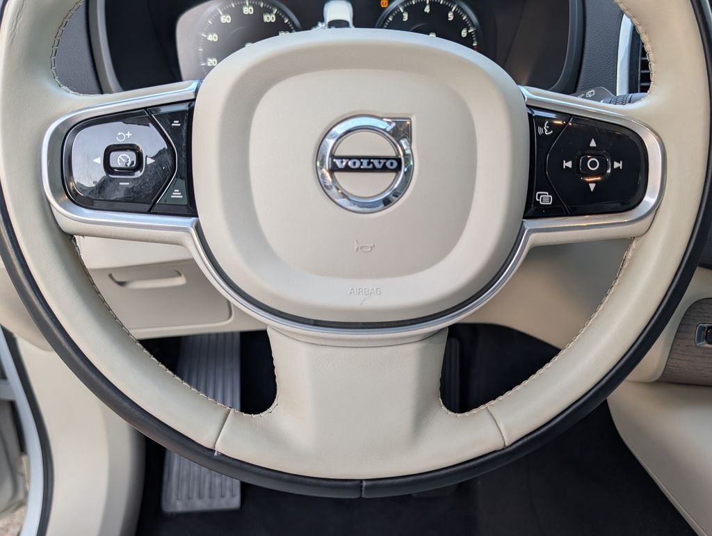Used 2022 White Volvo T6 Inscription 6 Passenger image 5