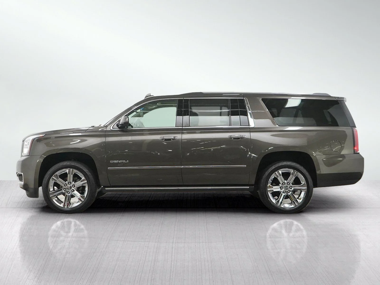 Used 2019 GMC Yukon XL Denali with VIN 1GKS2HKJ4KR239142 for sale in Roseville, Minnesota