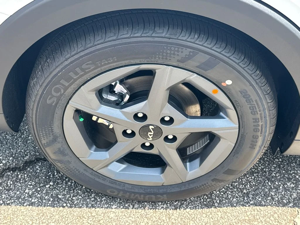 New 2026 Snow White Pearl Kia LXS image 17