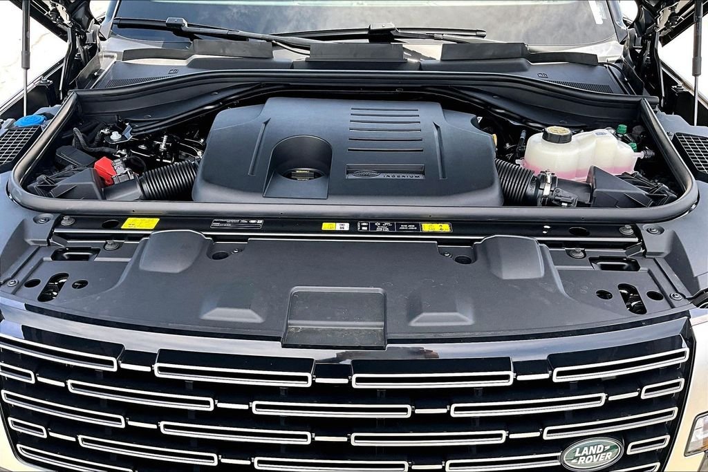 New 2026 SANTORINI BLACK Land Rover SE image 12