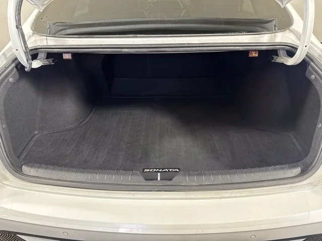 Used 2020 Quartz Hyundai Limited image 21