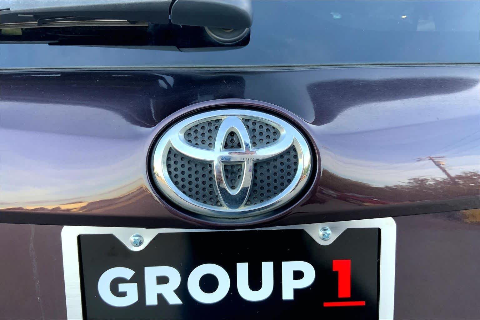 Used 2018 Black Currant Metallic Toyota XLE image 30