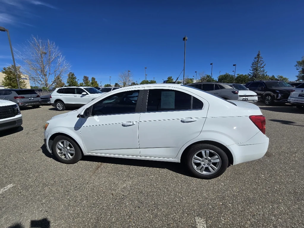 Used 2014 Summit White Chevrolet LT image 2