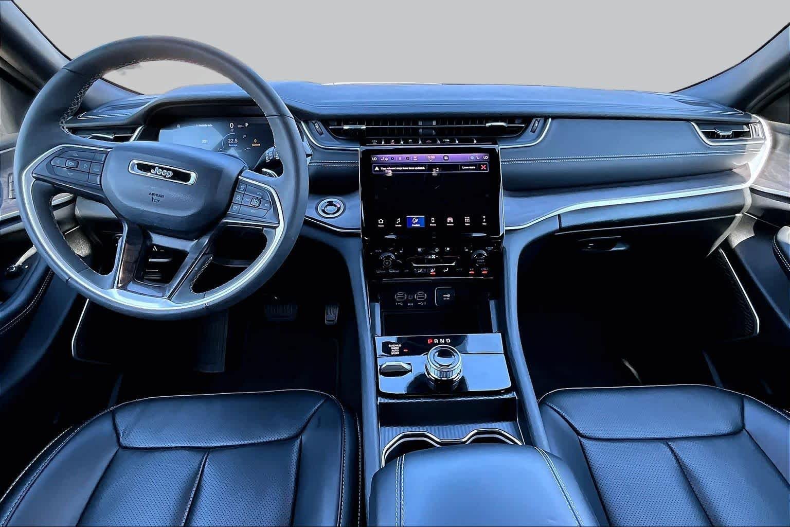 Used 2025 Diamond Black Crystal Pearlcoat Jeep Limited image 16