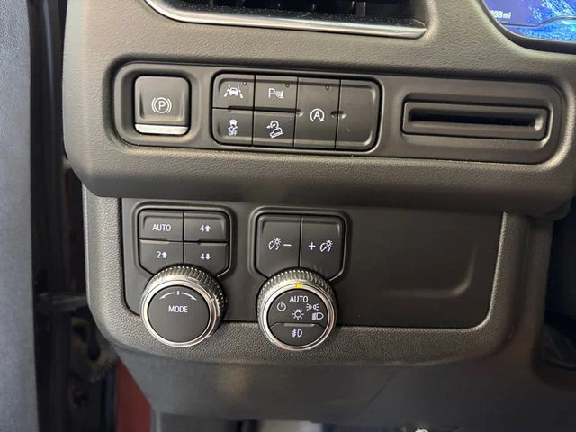 Used 2023  GMC AT4 image 24