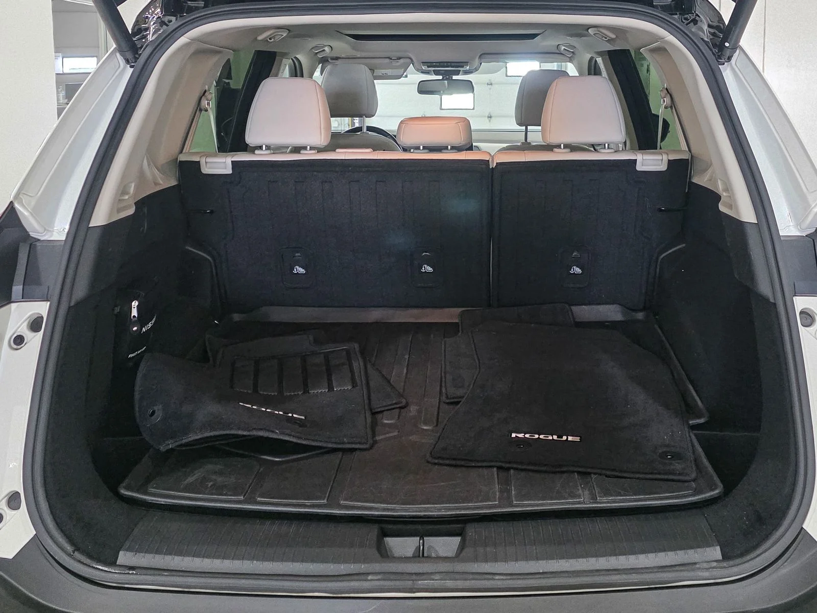 Used 2023 White Nissan SL image 17