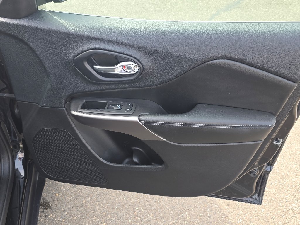 Used 2019 Diamond Black Crystal Pearl Coat Jeep Latitude Plus image 20