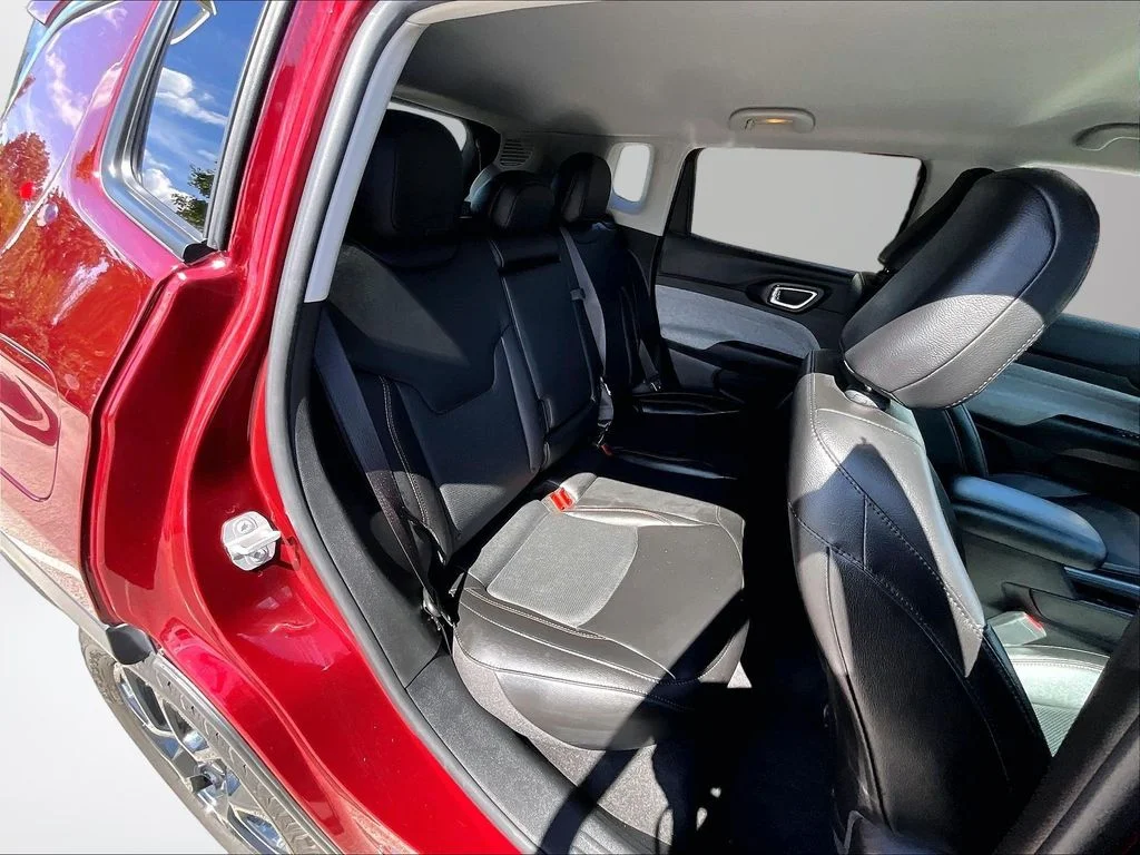 Used 2022 Red Jeep Latitude Lux image 28