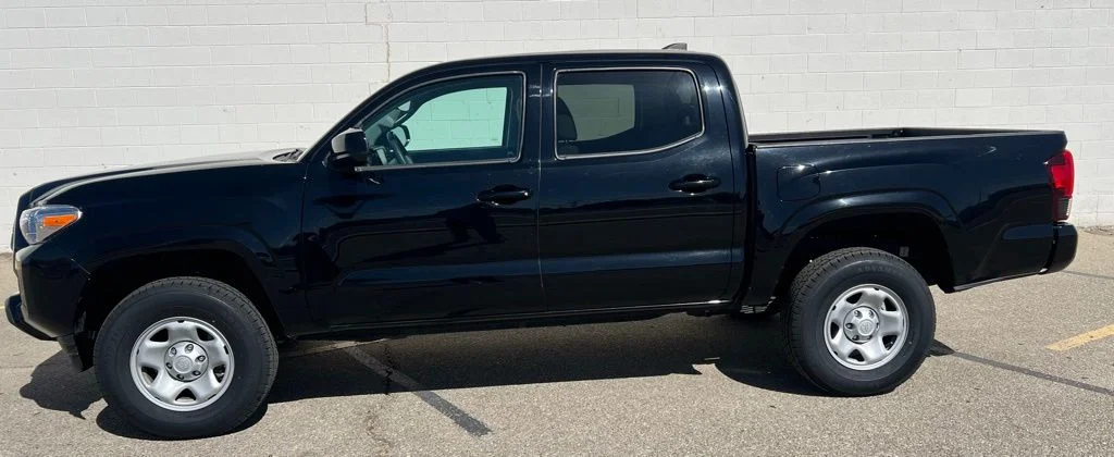 Used 2022 Midnight Black Metallic Toyota SR image 2
