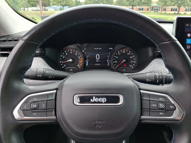Used 2022 Red Jeep Latitude image 25