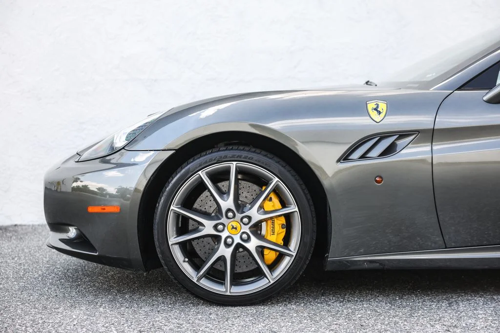 Used 2010 Silver Ferrari Base image 16