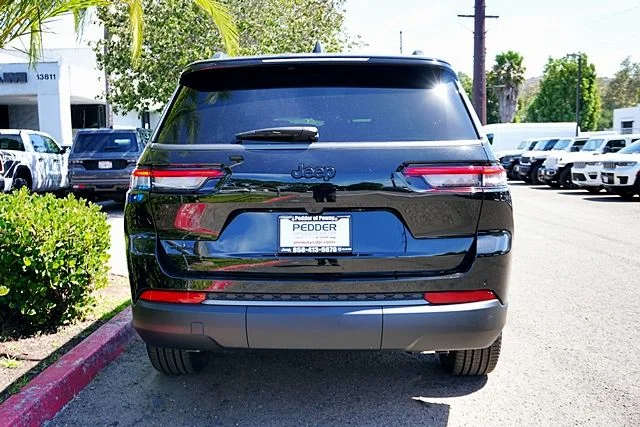New 2026 Diamond Black Crystal Pearl-Coat Exterior Paint Jeep Limited image 10